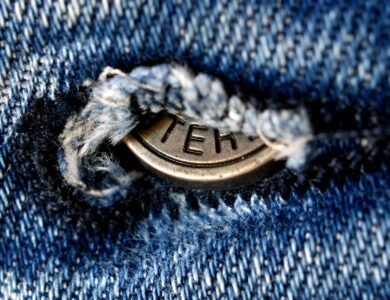 how to tell if buttonholes are good quality on a jacket or coat in store