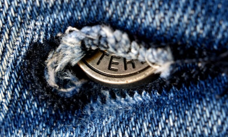 how to tell if buttonholes are good quality on a jacket or coat in store