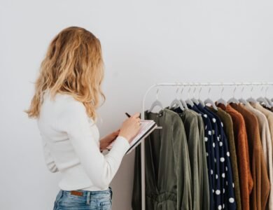 how to transition capsule wardrobe between seasons without losing outfit combinations