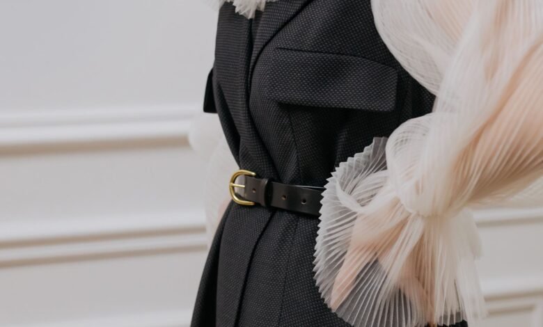 what construction markers show a women's blazer will hold its structural shape over time
